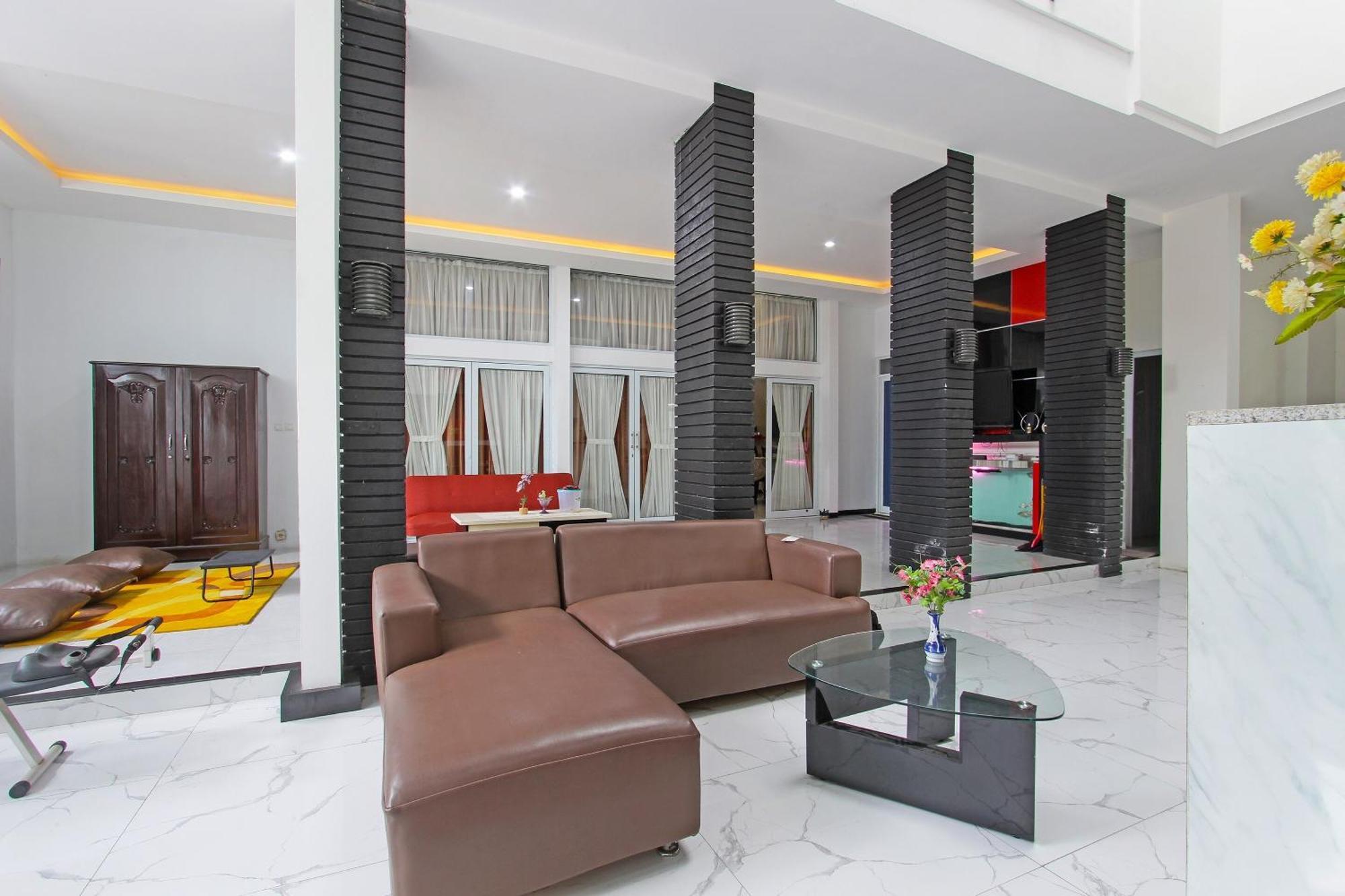 Super Oyo Capital O 91665 D'Prof Exclusive Guesthouse سيمارانغ المظهر الخارجي الصورة